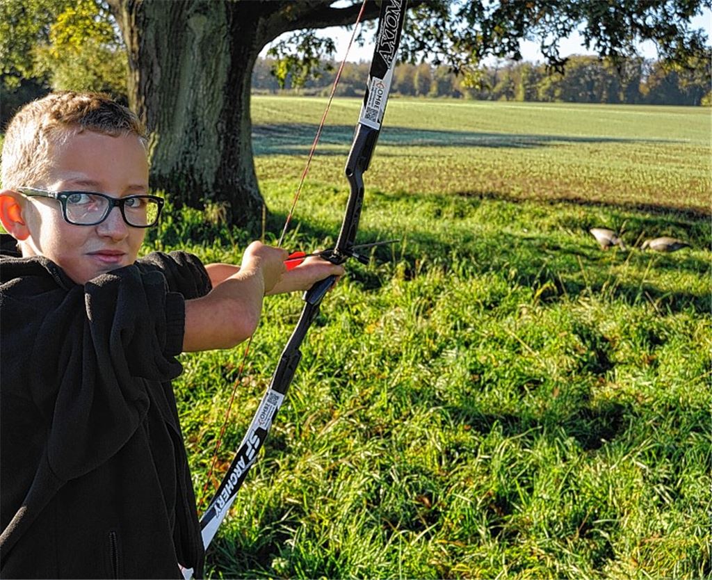 Der neue Bogen schießt gut: Der zwölfjährige Lucas Schmitt vom VfS Maulbronn-Diefenbach legt auf zwei Gänsefiguren an.