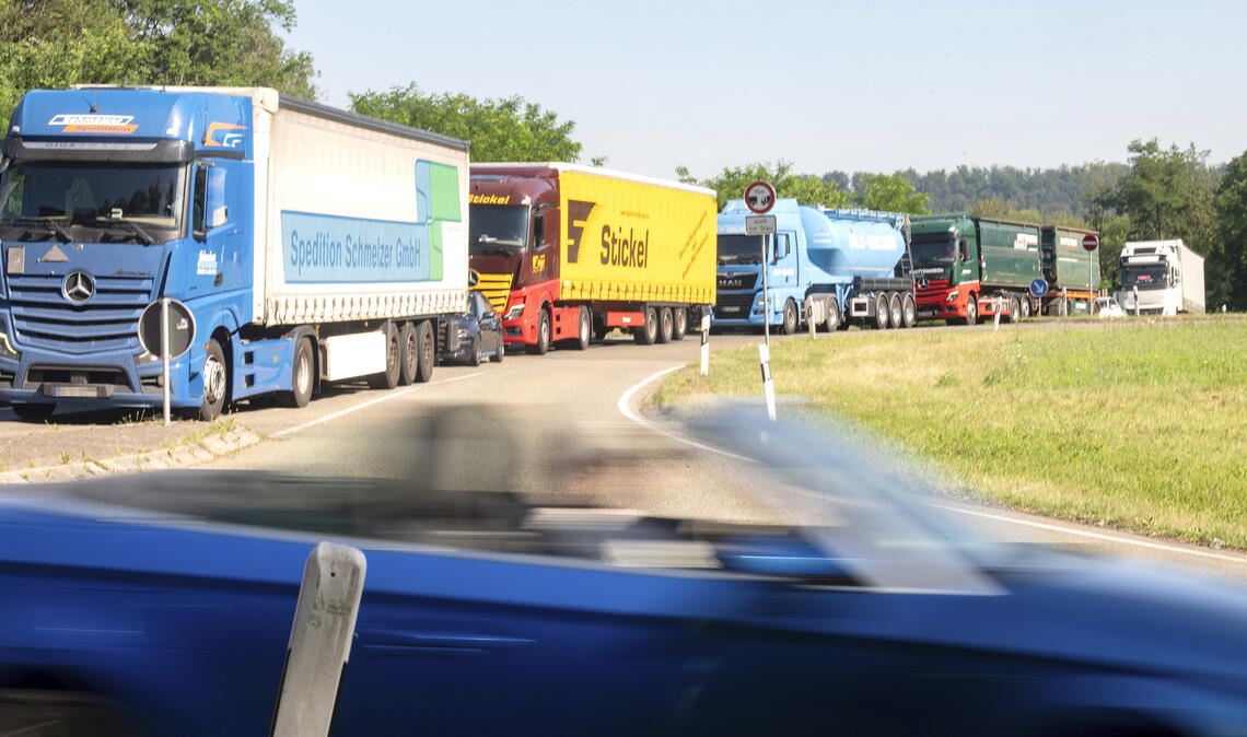 Der neue Engpass durch eine Baustelle gegenüber der Recyclingfirma „PreZero“ bei Maulbronn West hat erhebliche Verkehrsbehinderungen zur Folge. Foto: Fotomoment