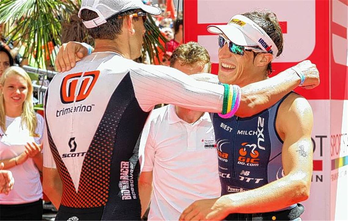 Der neue Europameister Marino Vanhoenacker und der zweitplatzierte Sebastian Kienle fallen sich im Ziel in die Arme. Foto: Imago