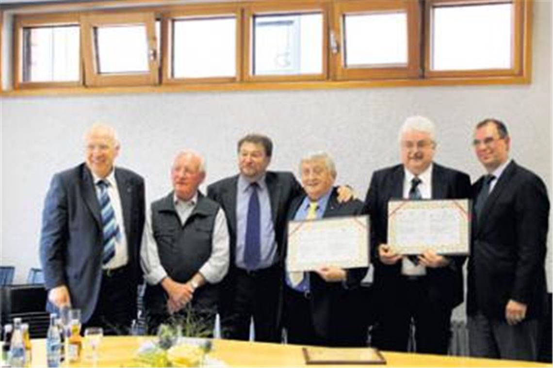 Der neue Freundschaftsvertrag ist unter Dach und Fach (v.li.): Pietro Fabris, Gerhard Knapp, Carlo Ferraro, Hermann Fasching, Maurizio Basso und Oberbürgermeister Frank Schneider. Foto: Recken