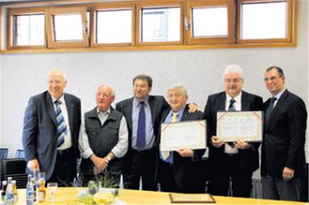 Der neue Freundschaftsvertrag ist unter Dach und Fach (v.li.): Pietro Fabris, Gerhard Knapp, Carlo Ferraro, Hermann Fasching, Maurizio Basso und Oberbürgermeister Frank Schneider. Foto: Recken