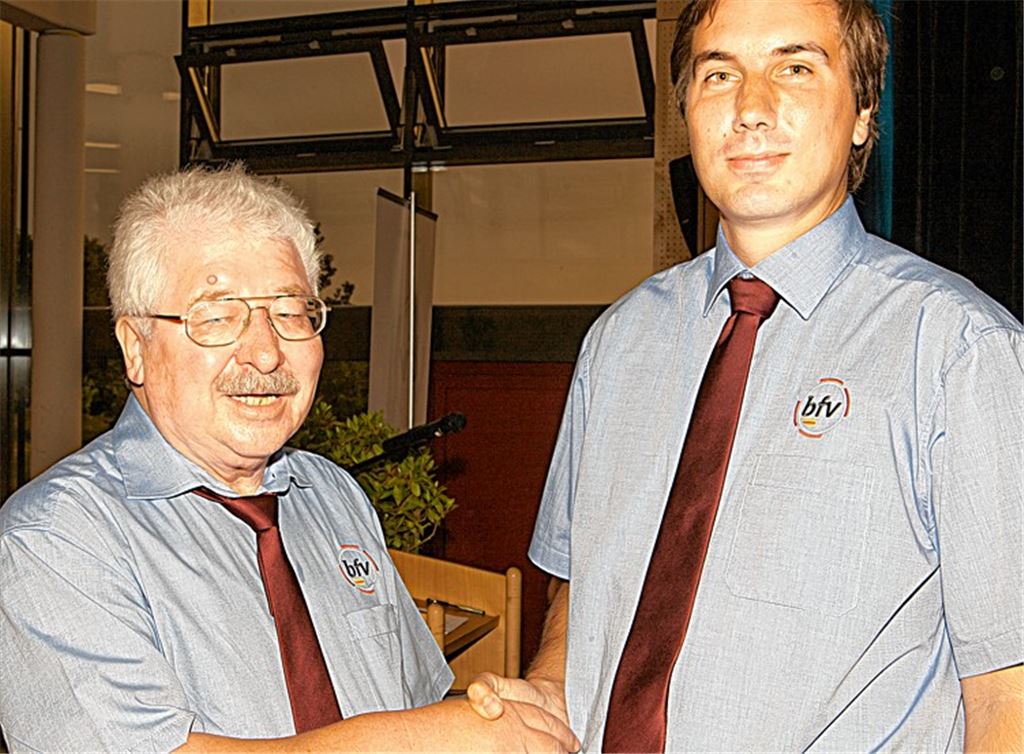 Der neue Fußballkreis-Vorsitzende Benjamin Pieper (re.) verabschiedet Gerhard Schwörer, der das Amt seit 2005 innehatte. Foto: H. Richter