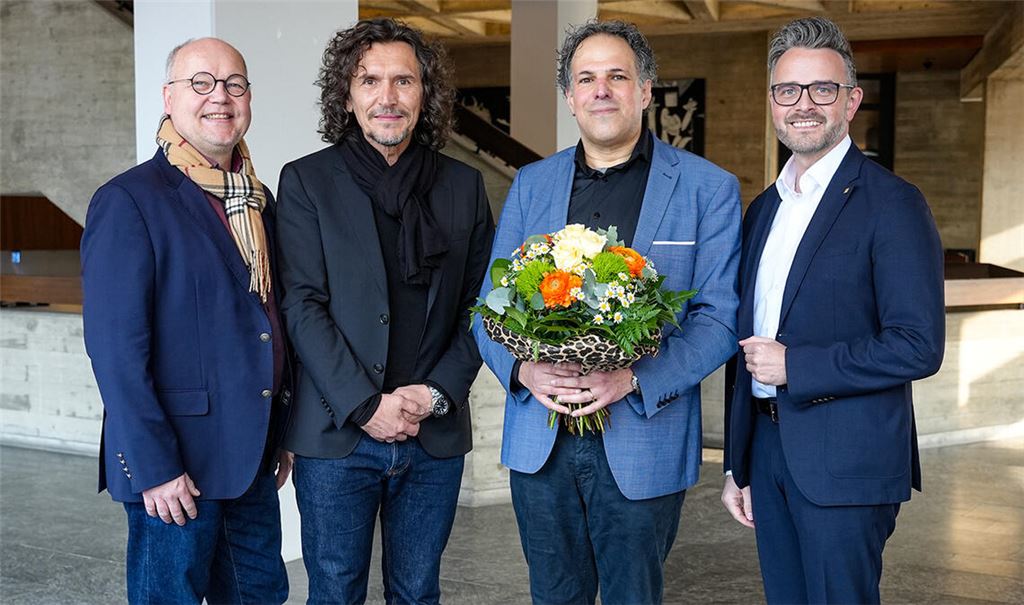 Der neue Generalmusikdirektor Daniel Inbal (mit Blumen) mit Oberbürgermeister Peter Boch (re.), Intendant Markus Hertel (li.) und dem geschäftsführenden Direktor des Theaters Pforzheim, Uwe Dürigen.Foto: © Stadt Pforzheim, Emma Teuscher