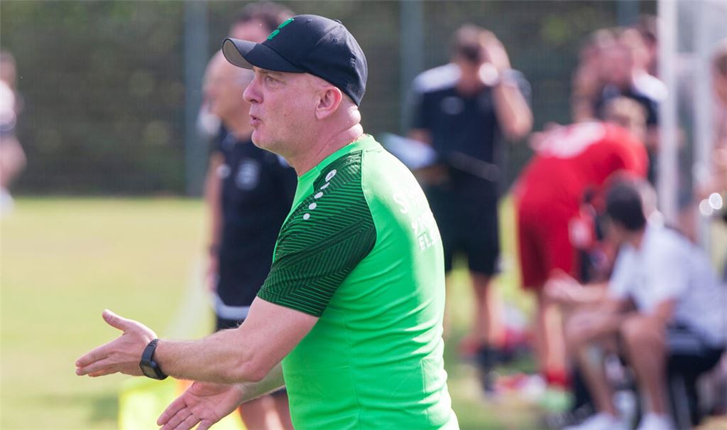 Der neue Iptinger Trainer Stephan Güttler in Aktion. Foto: Fotomoment