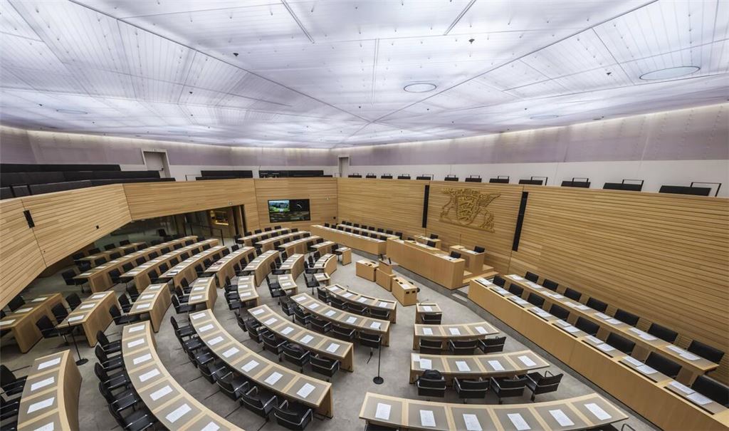 Der neue Landtag von Baden-Württemberg kommt erstmals zusammen.