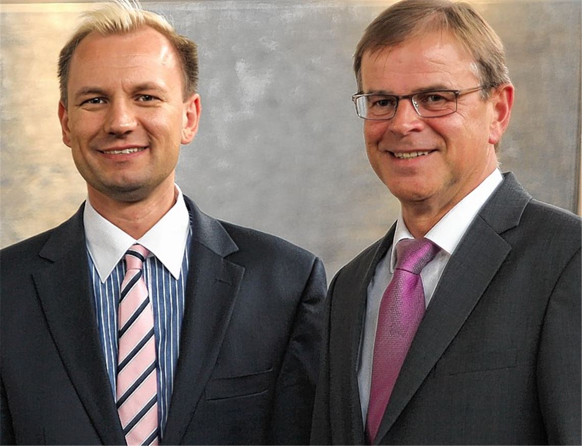 Der neue Mann an der Spitze der Filialdirektion Mühlacker bei der Sparkasse: Patrick Ertel (li.). Gestern stellte ihn Vorstand Sieghardt Bucher bei einem Pressetermin vor.Foto: Kollros