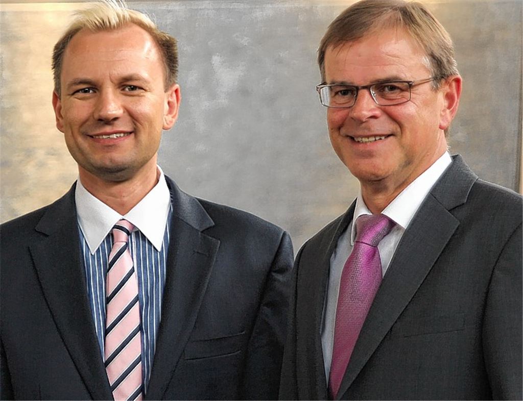 Der neue Mann an der Spitze der Filialdirektion Mühlacker bei der Sparkasse: Patrick Ertel (li.). Gestern stellte ihn Vorstand Sieghardt Bucher bei einem Pressetermin vor.Foto: Kollros