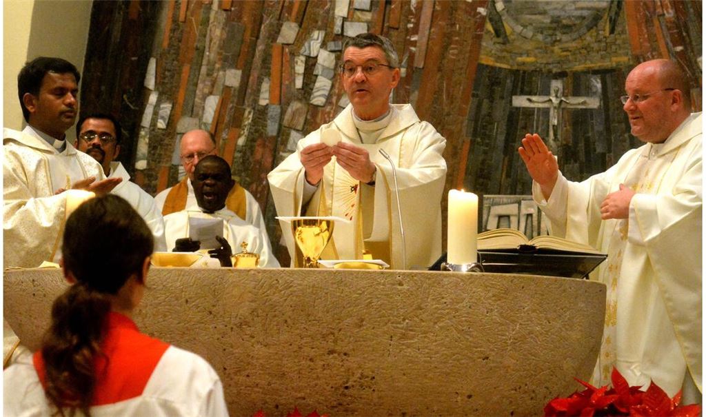 Der neue Mühlacker Dekan Dr. David Pankiraj (li.) und sein Vorgänger Claus Schmidt (re.) feiern gemeinsam mit Domkapitular Dr. Klaus Krämer die Eucharistie. Fotos: Stahlfeld