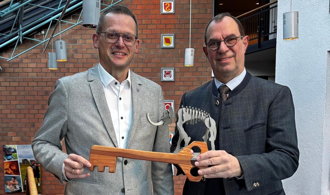 Der neue OB Stephan Retter (li.) bekommt die Schlüssel fürs Rathaus von seinem Amtsvorgänger Frank Schneider und schenkt selbst einen Elefanten. Fotos: privat