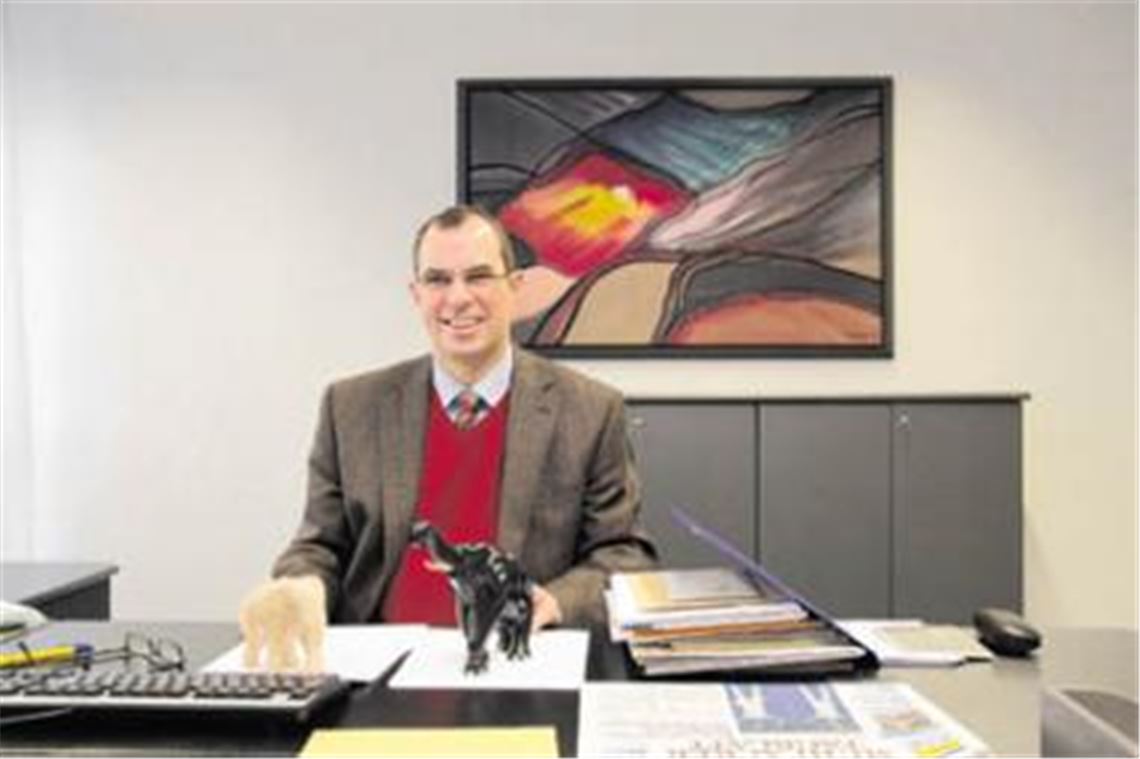 Der neue Oberbürgermeister Frank Schneider hinter seinem Schreibtisch im Chefbüro. Foto: Sadler