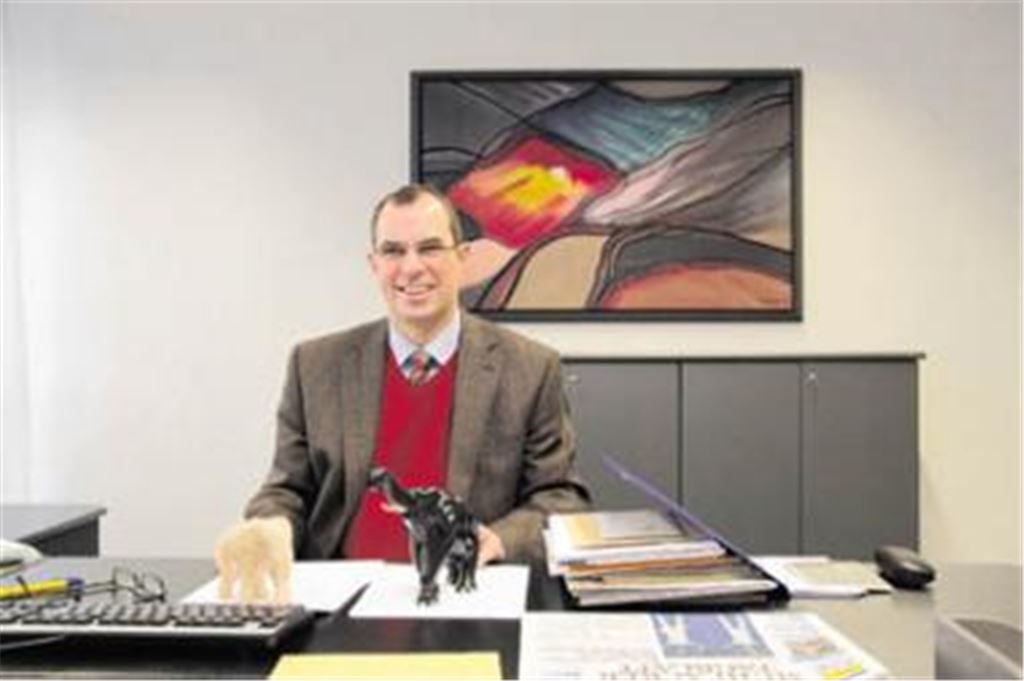 Der neue Oberbürgermeister Frank Schneider hinter seinem Schreibtisch im Chefbüro. Foto: Sadler