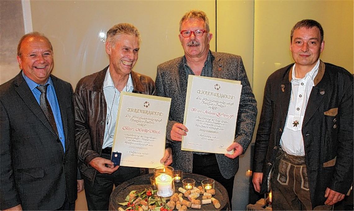 Der neue Obermeister der Raumausstatter-Innung, Frank Jourdan (re.), und Kreishandwerksmeister Rolf Nagel (li.) zeichnen die ausscheidenden Vorstandsmitglieder Detlef Heck und Klaus Schempf (v. li.) mit der Ehrennadel der Kreishandwerkerschaft aus.