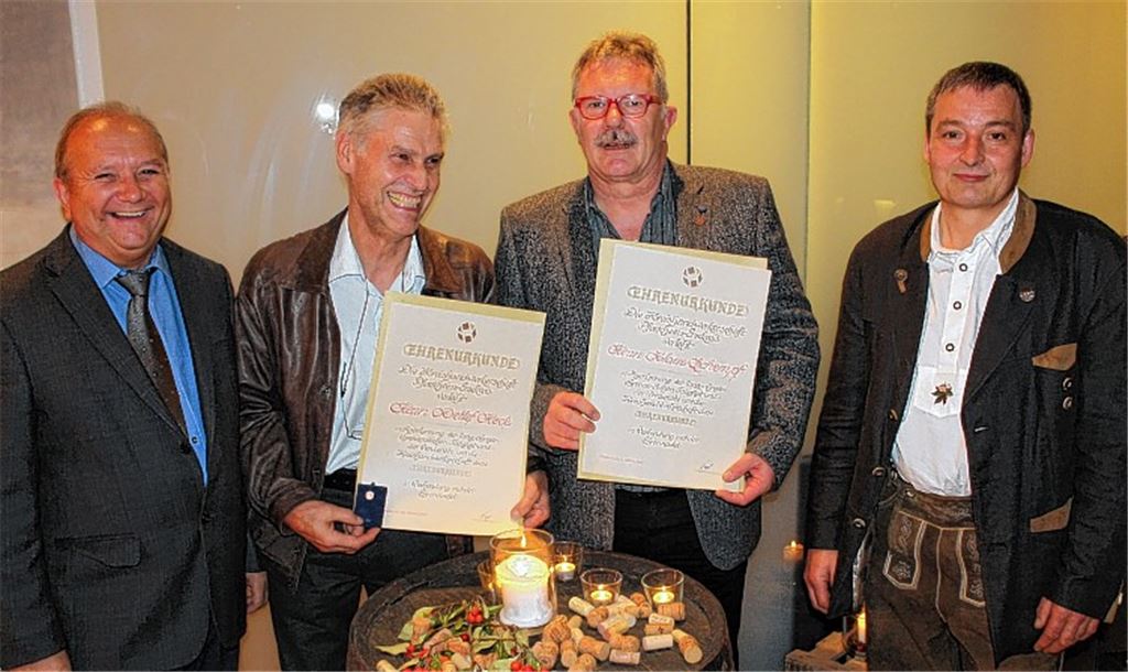 Der neue Obermeister der Raumausstatter-Innung, Frank Jourdan (re.), und Kreishandwerksmeister Rolf Nagel (li.) zeichnen die ausscheidenden Vorstandsmitglieder Detlef Heck und Klaus Schempf (v. li.) mit der Ehrennadel der Kreishandwerkerschaft aus.