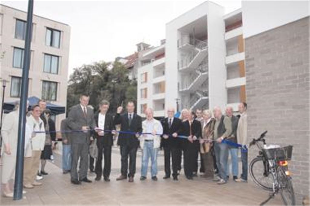 Der neue Platz wird getauft und eingeweiht. Beim Durchschneiden des Bandes bekommt Oberbürgermeister Frank Schneider (3. v. li.) Unterstützung von Landtagsabgeordneten, Gemeinderatsmitgliedern und anderen Vertretern des öffentlichen Lebens.
Foto: Sadler