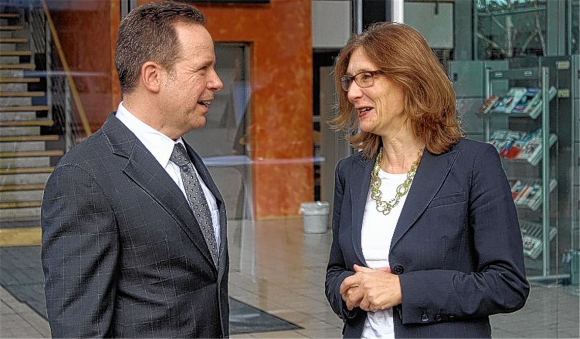 Der neue Rektor Professor Dr. Ulrich Jautz vor seiner Amtseinführung im Gespräch mit Dr. Simone Schwanitz, Ministerialdirektorin im Ministerium für Wissenschaft, Forschung und Kunst. 