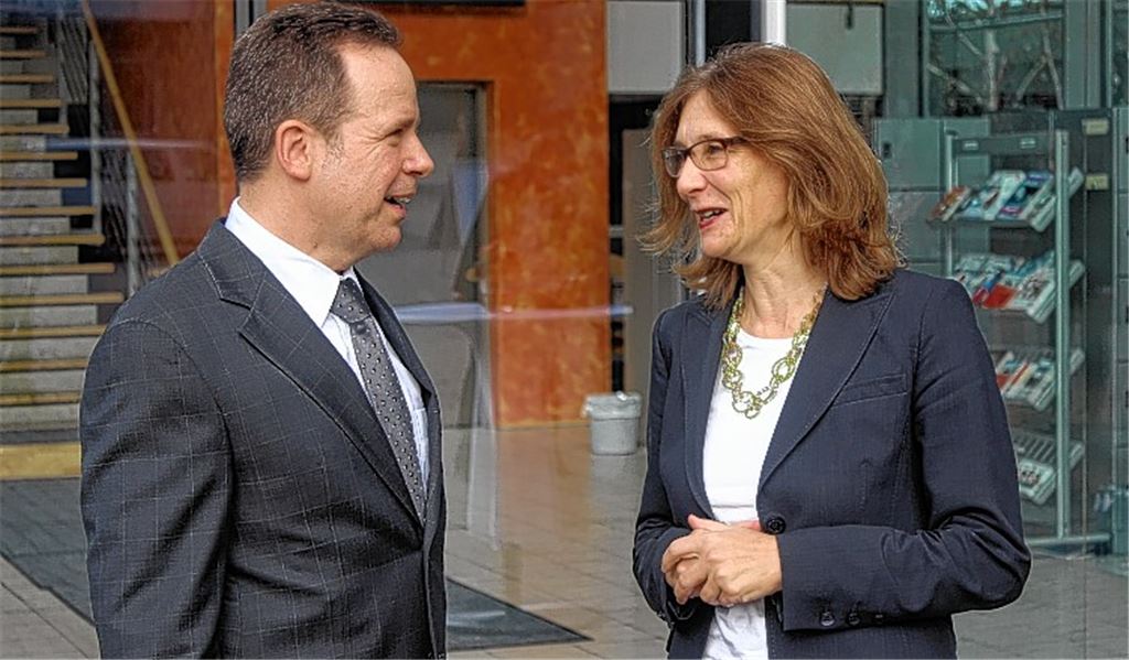 Der neue Rektor Professor Dr. Ulrich Jautz vor seiner Amtseinführung im Gespräch mit Dr. Simone Schwanitz, Ministerialdirektorin im Ministerium für Wissenschaft, Forschung und Kunst. 