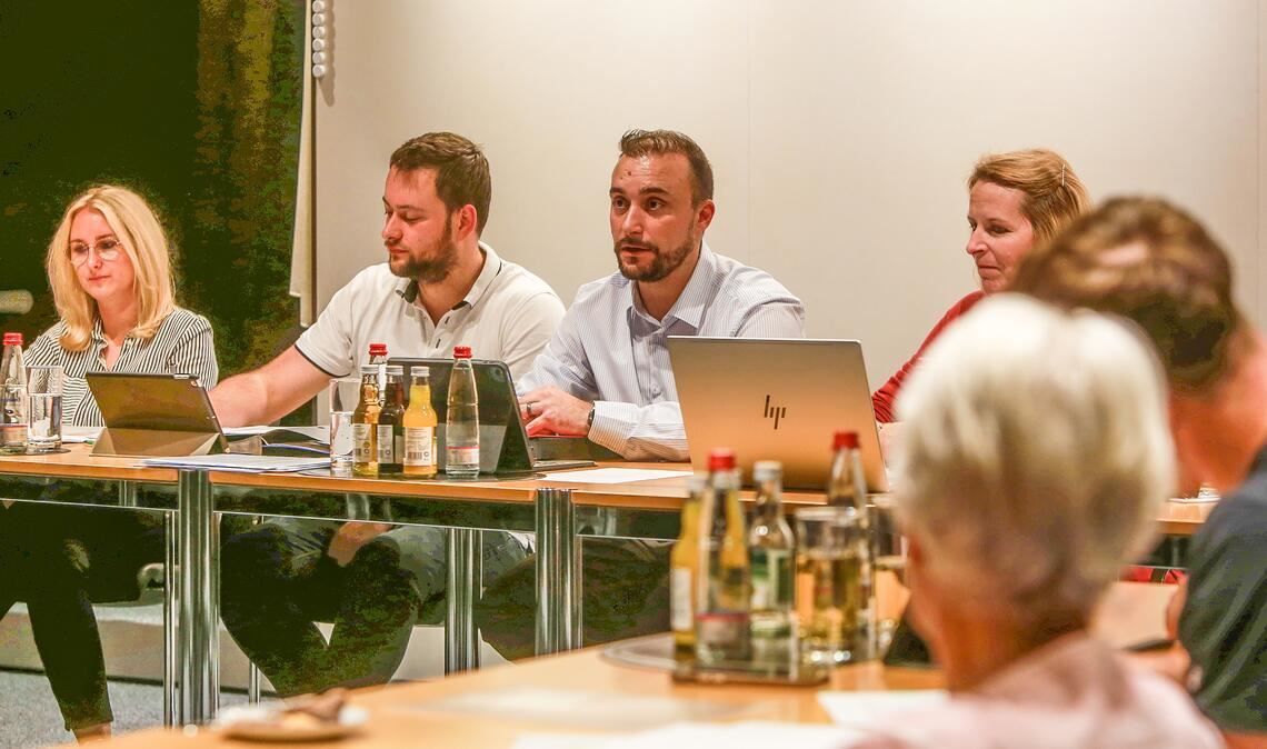 Der neue Sitzungsleiter im Gemeinderat: Bürgermeister Matthias Speidel (Mitte). Foto: Schüller