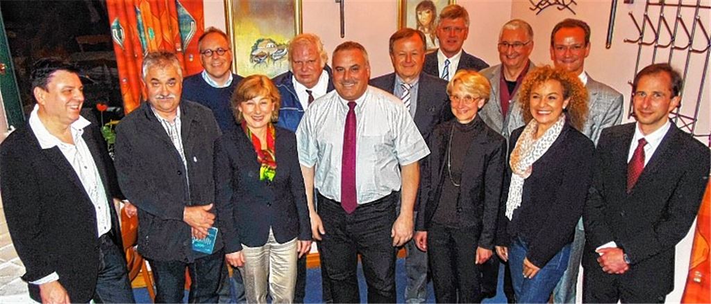 Der neue Vorstand: Horst Walter, Johannes Gölz, Professor Dr. Jan Breitweg, Dr. Marianne Engeser, Wolfgang Mössner, Thomas Dörflinger, Klaus Brummund, Frieder Esenwein, Sonja Brummund, Dieter Vortisch, Gunther Krichbaum, Andrea Wunsch und Dr. Jochen Birkle.