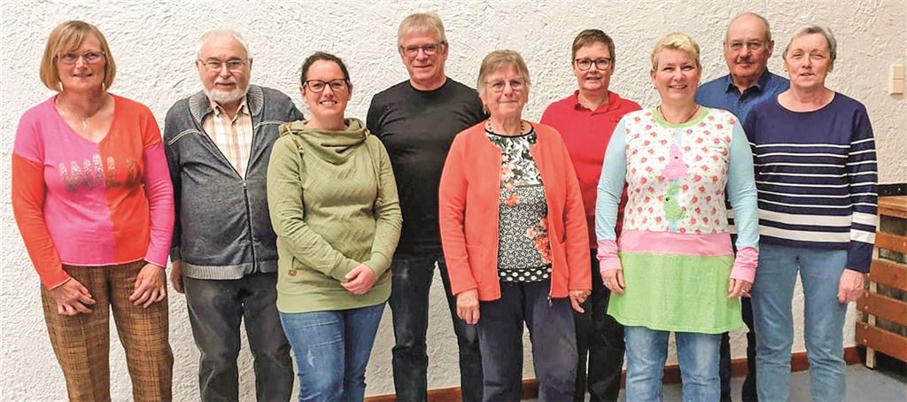Der neue Vorstand des Gesangvereins Eintracht Schmie (v.li.): Ute Meller, Vorsitzender Reinhard Kastner, Sarah Frommer, stellvertretender Vorsitzender Werner Meller, Schriftführerin Ursula Jung, Kassiererin Annette Gerst, Silvia Zach, Eugen Wilde sowie die stellvertretende Vorsitzende Hannelore Walter. Foto: privat