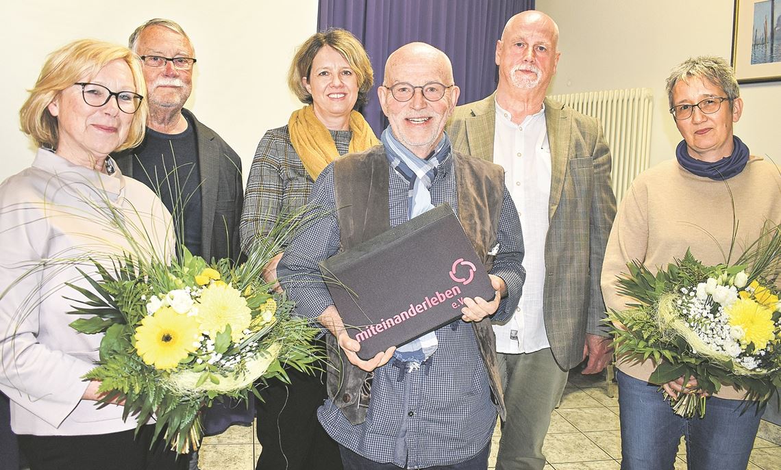 Der neue Vorstand von Miteinanderleben (v. li.): Elisabeth Schertel (Beisitzerin), Eberhard Reschke (Finanzvorstand), Stefanie Köppl-Rau (Schriftführerin), Bruno Klopfer (Vorstandsvorsitzender), Roger Schreiber (stellvertretender Vorsitzender) sowie Marion Aichele (Beisitzerin). Foto: privat