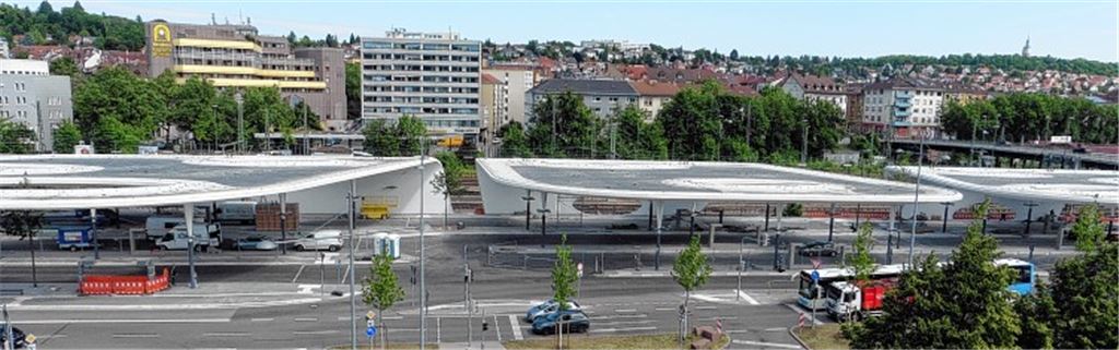 Der neue Zentrale Omnibusbahnhof in Pforzheim mit 13 Bussteigen und 29 Abfahrtsstellen kurz vor der Eröffnungsfeier.