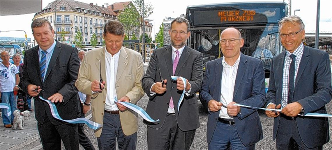 Der neue Zentrale Omnibusbahnhof von Pforzheim ist eröffnet. Beim Durchschneiden des Bandes sind zu sehen (v. li.): Uwe Weiss, Erster Bürgermeister Roger Heidt, Oberbürgermeister Gert Hager, Minister Winfried Hermann und Bürgermeister Alexander Uhlig. Foto: privat