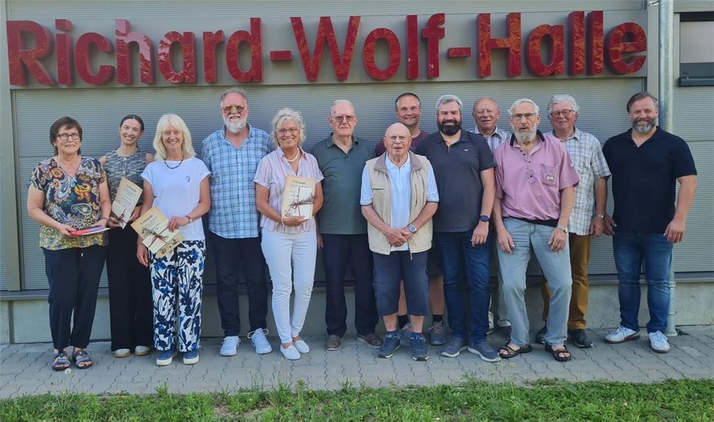 Der neue und alte Vorstand des TSV Knittlingen vor der Richard-Wolf-Halle. Foto: privat