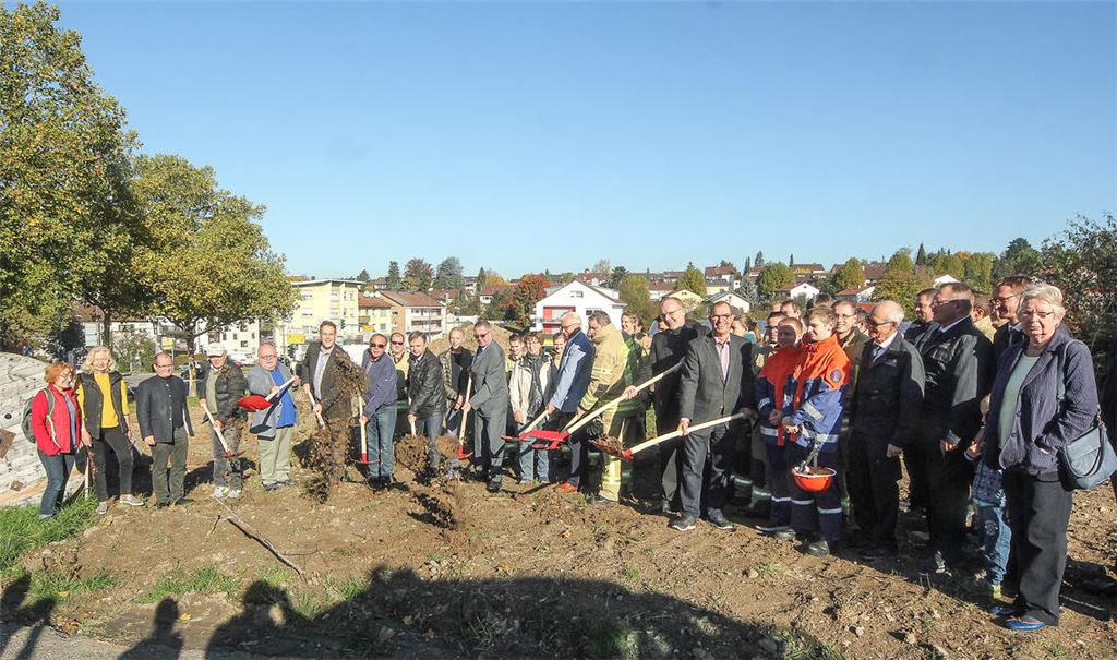 Der phasenweise etwas holprige Werdegang der neuen Wache in Bildern: Spatenstich im Oktober 2017, die Baustelle ein Jahr später (unten) und die Einweihung vier Jahre später. Fotos: Archiv