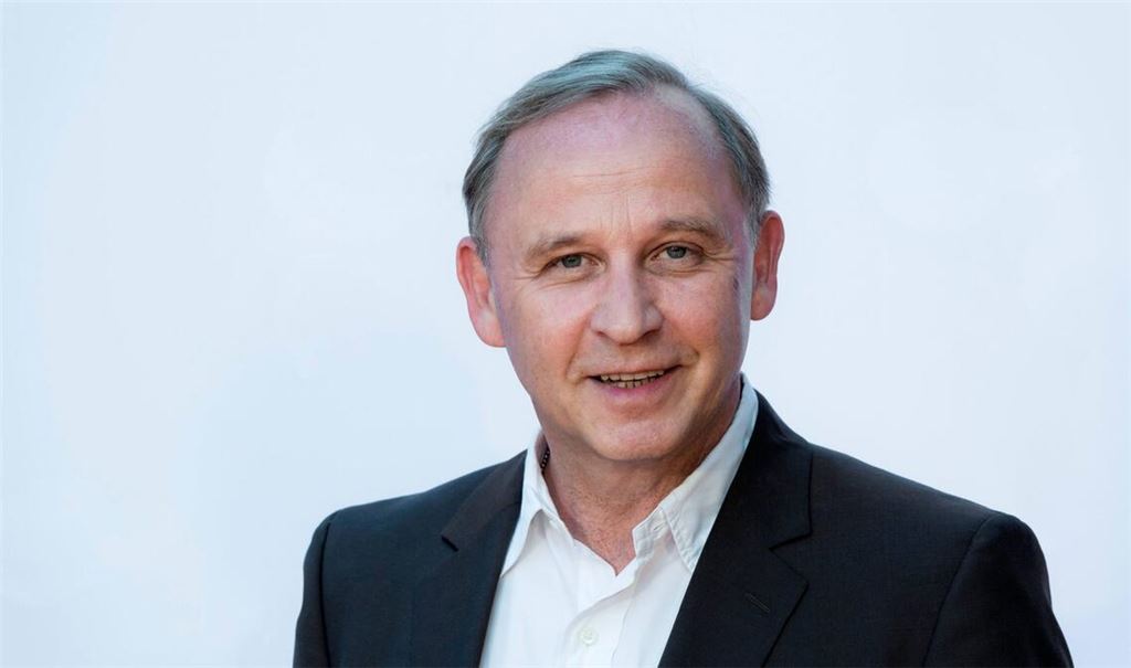 Der plötzliche Tod des beliebten Schauspielers Alexander Held im Alter von 67 Jahren erschüttert Fans und Weggefährten. Ein Blick auf seine Karriere, sein Privatleben und die tragischen Umstände seines Todes.