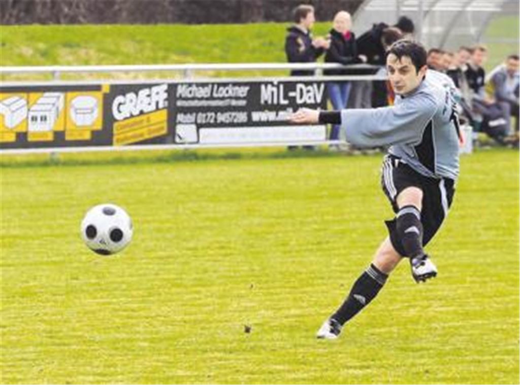 Der quirlige, kleine Dribbler Burim Akija ist der Dreh und Angelpunkt im Enzberger Mittelfeld. Bei harten Zweikämpfen ist er freilich bisweilen körperlich im Nachteil.
Foto: Eigner
