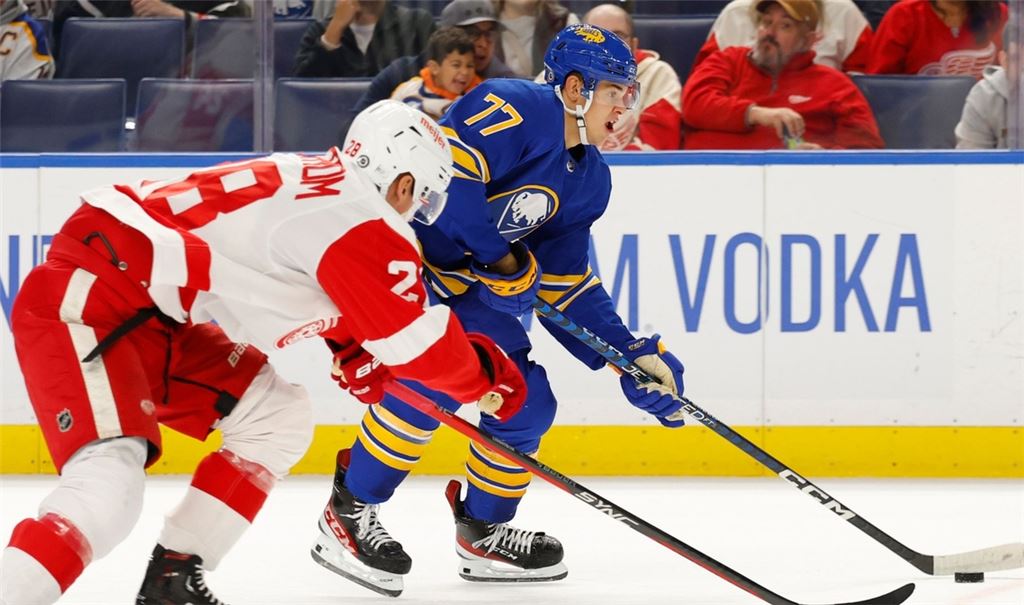 Der rechte Flügel der Buffalo Sabres, JJ Peterka, wird von Detroit Red Wings-Verteidiger Gustav Lindstrom bedrängt.