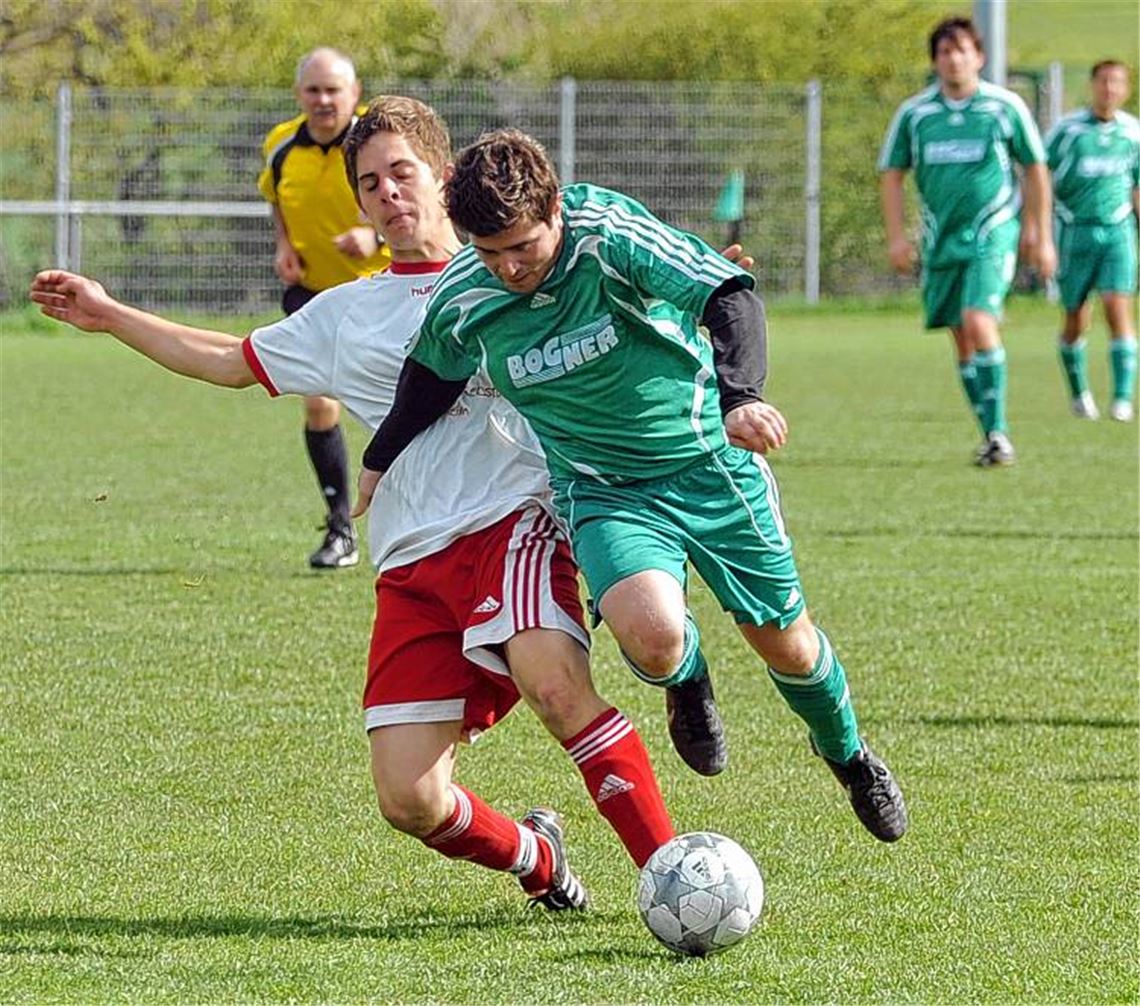 Der robuste Einsatz des SV Horrheim bringt den SV Iptingen (grüne Trikots) ins Stolpern. Foto: Fotomoment