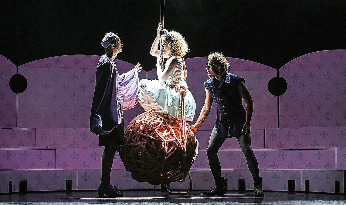 Der rote Faden im Stück ist in diesem Fall ein orangefarbener: Das Seil steht für den Schicksalsfaden und prägt Bühnenbild und Handlung. Foto: Theater Pforzheim