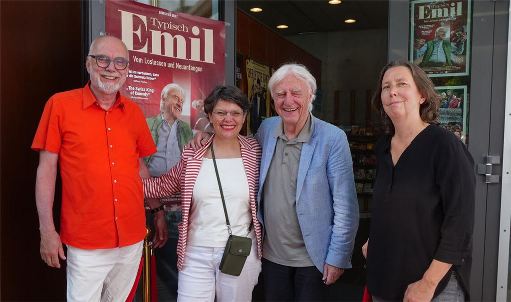 Der rote Teppich ist ausgerollt: Gerhard Baral (li.) und die Geschäftsführerin des Kommunalen Kino, Christine Müh (re.), begrüßen Emil Steinberger und seine Frau Niccel. Foto: Friedrich