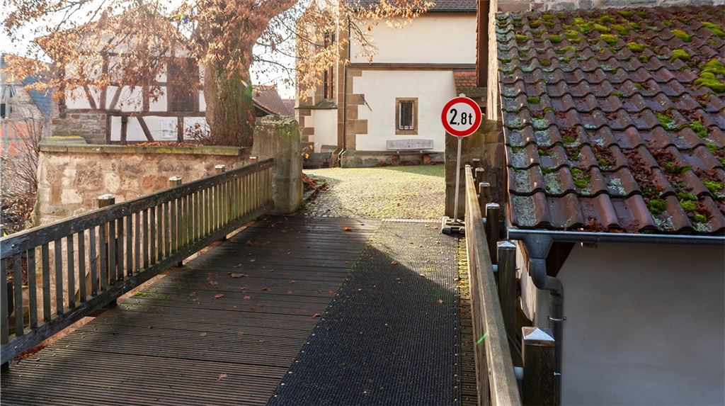 Der rund 35 Jahre alte Kirchenburgsteg bei der Lienzinger Peterskirche befindet sich in einem so schlechten Zustand, dass er durch einen Neubau ersetzt werden muss. Foto: Fotomoment