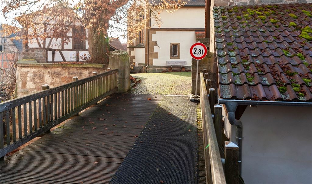 Der rund 35 Jahre alte Kirchenburgsteg bei der Lienzinger Peterskirche befindet sich in einem so schlechten Zustand, dass er durch einen Neubau ersetzt werden muss. Foto: Fotomoment