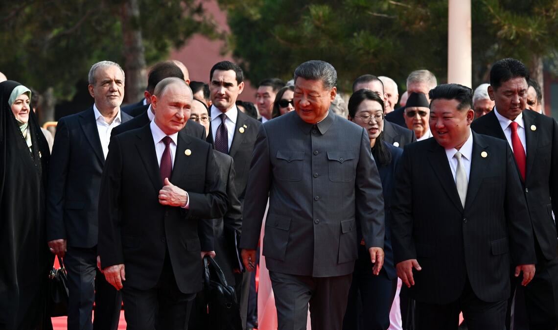 China protzt mit Waffenschau - Xi im Bund mit Putin und Kim Der russische Präsident Wladimir Putin, der chinesische Präsident Xi Jinping und der nordkoreanische Machthaber Kim Jong Un kommen zu einer Militärparade anlässlich des 80. Jahrestages der Kapitulation Japans im Zweiten Weltkrieg.