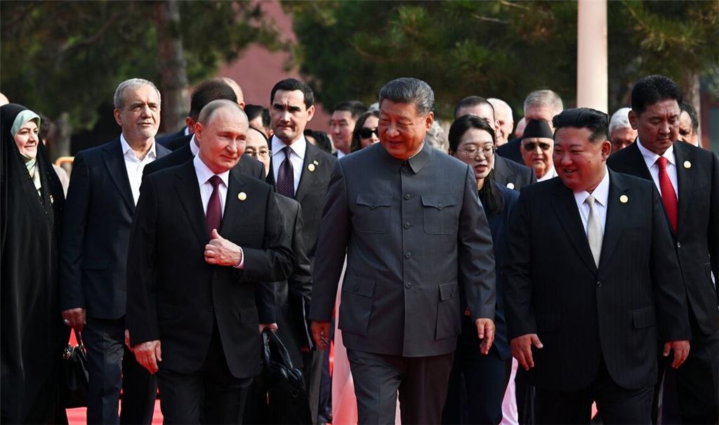 Der russische Präsident Wladimir Putin, der chinesische Präsident Xi Jinping und der nordkoreanische Machthaber Kim Jong Un kommen zu einer Militärparade anlässlich des 80. Jahrestages der Kapitulation Japans im Zweiten Weltkrieg.