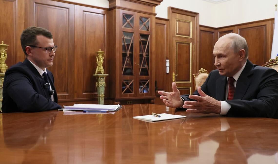 Der russische Präsident Wladimir Putin (r) spricht während seines Interviews mit dem russischen Journalisten Pawel Sarubin im Kreml.