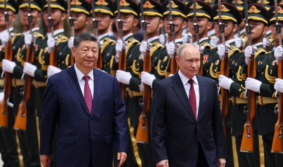 Der russische Präsident Wladimir Putin (r) und der chinesische Präsident Xi Jinping inspizieren eine Ehrengarde während einer Begrüßungszeremonie an der Großen Halle des Volkes in Peking.