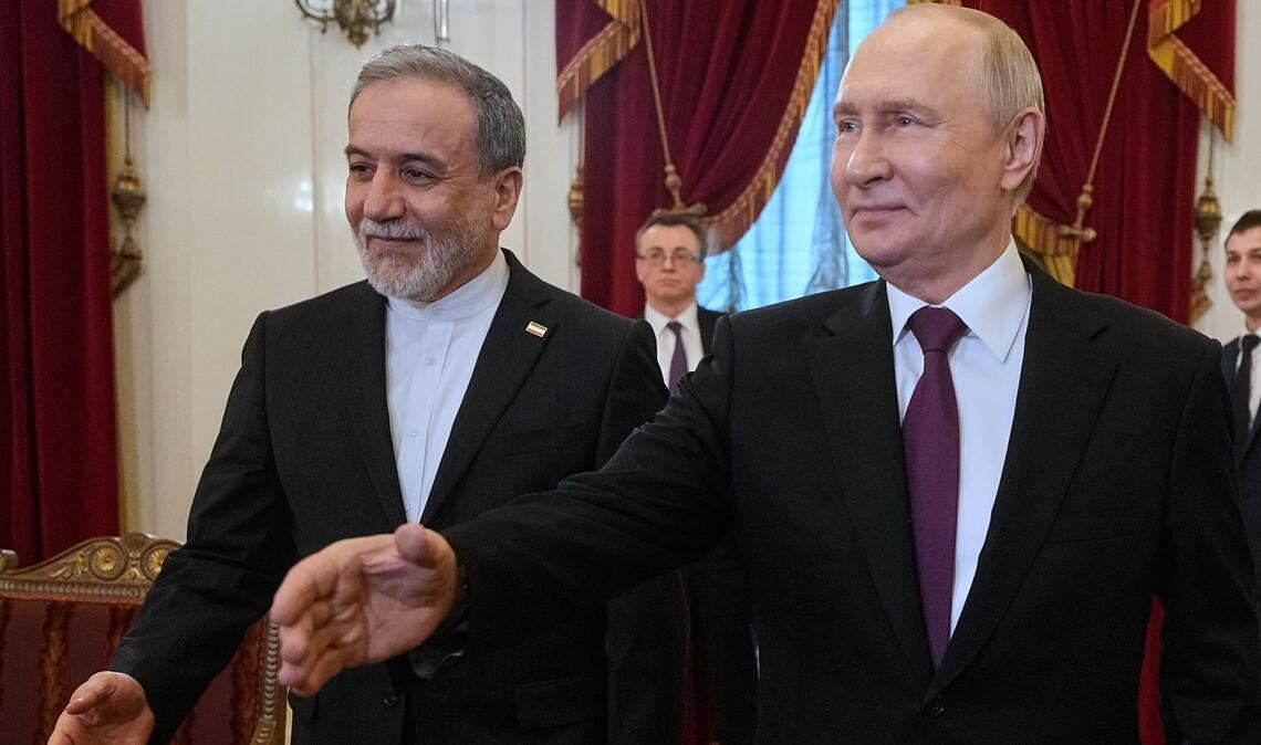 Der russische Präsident Wladimir Putin, rechts, und der iranische Außenminister Abbas Araghtschi sprachen in Moskau über den Iran-Krieg
