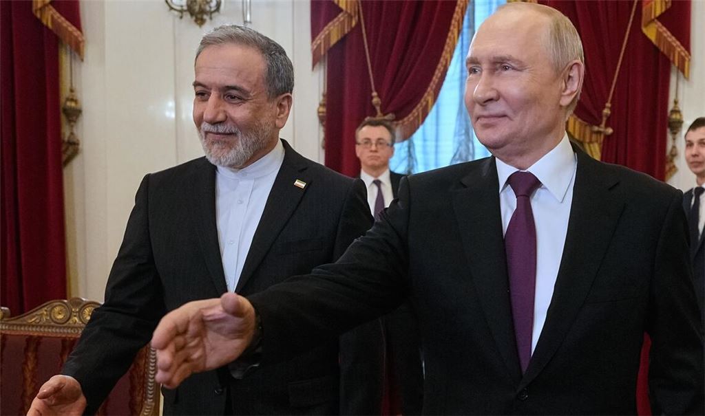 Der russische Präsident Wladimir Putin, rechts, und der iranische Außenminister Abbas Araghtschi sprachen in Moskau über den Iran-Krieg