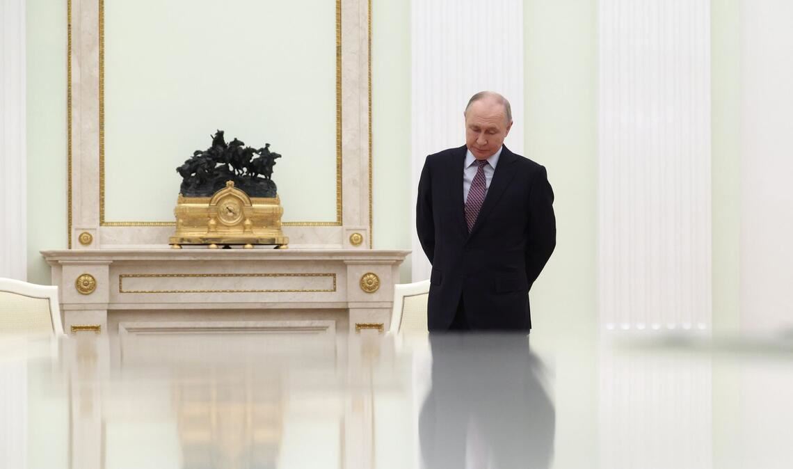 Der russische Präsident Wladimir Putin wartet auf ein Treffen mit dem usbekischen Präsidenten Mirsijojew.