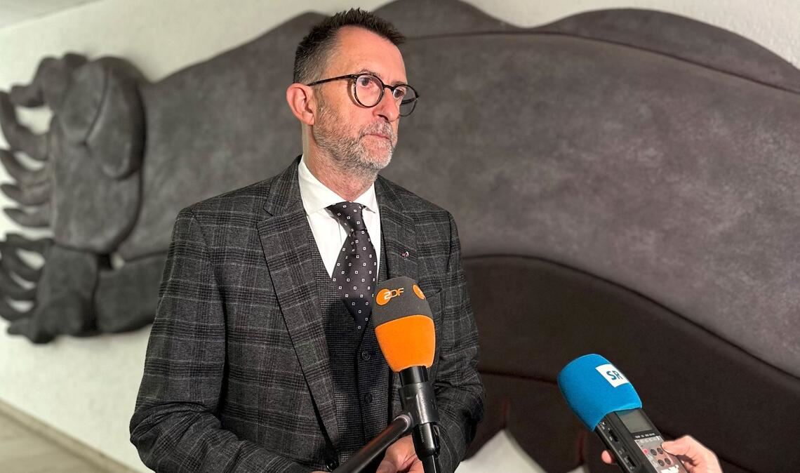Polizist mit Waffe von Kommissaranwärter getötet Der saarländische Innenminister Reinhold Jost (SPD) zeigte sich nach der Sitzung des Innen- und Justizausschusses noch immer geschockt von der Gewalttat in Völklingen, bei der ein Polizist erschossen wurde.