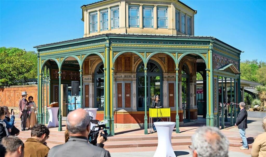 Der sanierte Pavillon am Eingang der Wilhelma strahlt in neuem Glanz.