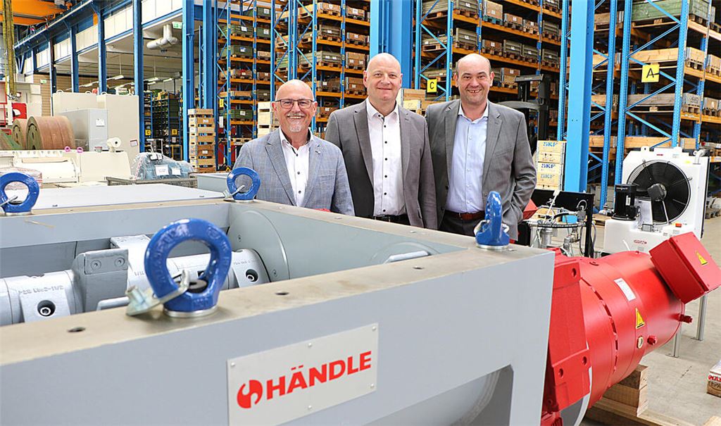 Der scheidende Geschäftsführer der Händle GmbH, Gerhard Fischer (li.), mit seinen Nachfolgern Andreas Treut (Mitte) und Thomas Bauer an einem energiesparenden Extruder der neuesten Generation, der im April in den Irak ausgeliefert werden soll. Foto: Eier