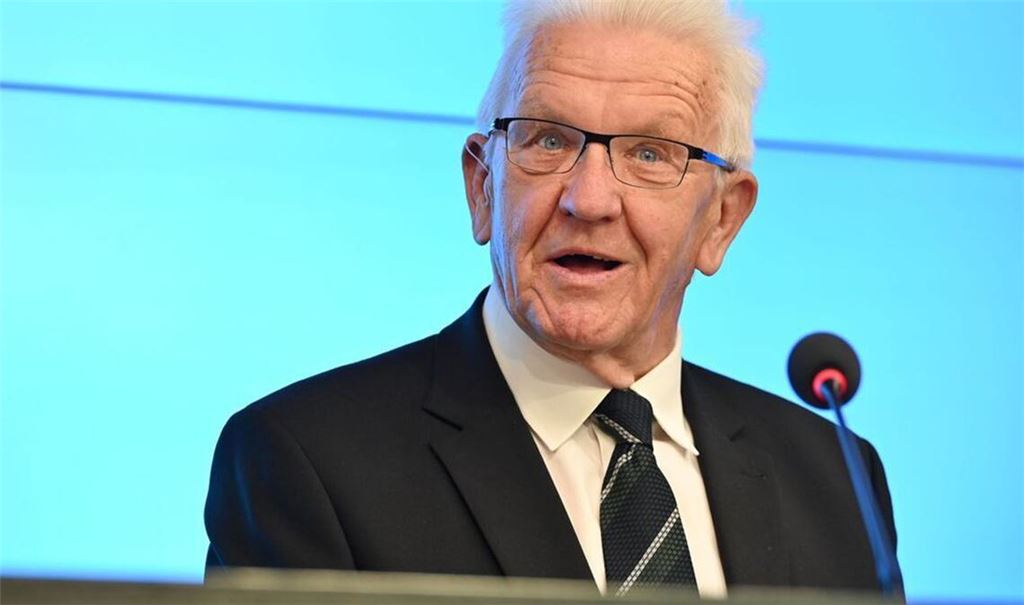 Der scheidende Ministerpräsident Winfried Kretschmann (Grüne) bei seiner letzten Landespressekonferenz vor seinem Abschied.