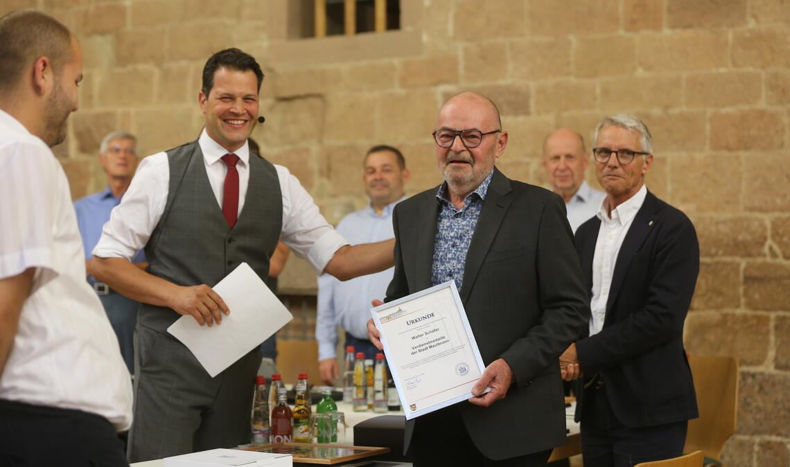 Der scheidende SPD-Stadtrat Walter Schäfer (re.) wird für sein langjähriges Engagement im Gemeinderat von Bürgermeister Aaron Treut mit der Verdienstmedaille der Stadt Maulbronn ausgezeichnet.
