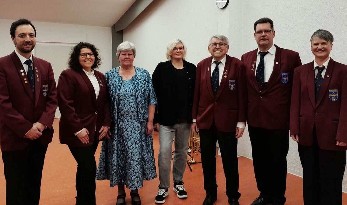 Der scheidende Vorstandschef Stefan Bosch (li.) dankt Stefanie Schulz, Rita Bonnet, Svenja Zimmermann, Johann Teply, Jürgen Seibold und Sandra Linz (v. li.) für ihre Treue.