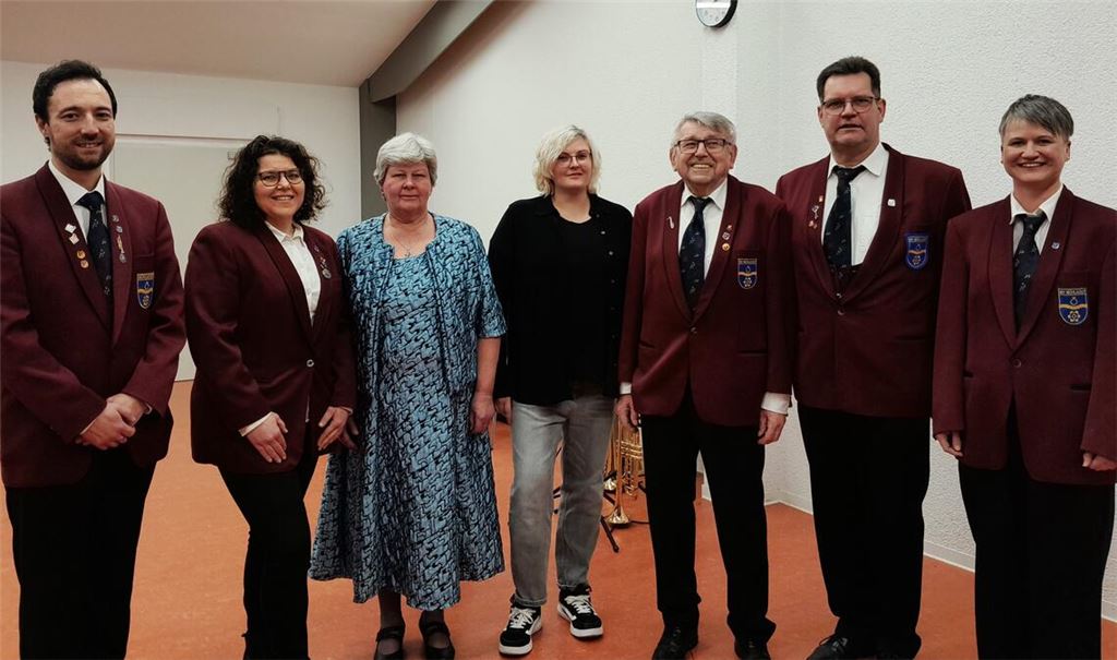 Der scheidende Vorstandschef Stefan Bosch (li.) dankt Stefanie Schulz, Rita Bonnet, Svenja Zimmermann, Johann Teply, Jürgen Seibold und Sandra Linz (v. li.) für ihre Treue.